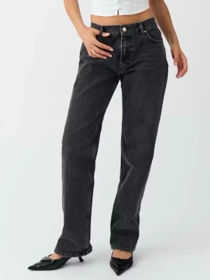 Low straight jeans Gina - Helt oanvända raka jeans från Gina i mörkgrå. De är mer lågmidjade än på bilden, kontakta för egna bilder