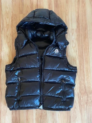 Moncler Väst  - Säljer en ny ÄKTA Moncler Väst från Moncler i storlek L. Passar perfekt nu för våren.