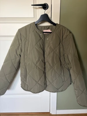 Vårjacka grön - Jättefin vårjacka från Nelly i olivgrön❤️den är i nyskick och jag har aldrig använt den, bara testat❤️ tror inte den finns kvar hos Nelly längre men köpte den för 1 år sedan!! Nypriset var betydligt mer