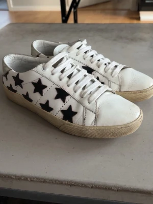 Vita unika Saint laurens skor YSL - Säljer nu mina unika saint Laurents. De är använda men i gott skick. Skriv gärna vid frågor eller om du vill veta något mer. Pris kan diskuteras 🤝