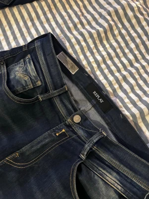 Replay jeans - Säljer dessa feta replay jeans i modellen anbass hyperflex | skick 8-10 | modellen på bilden är 182cm och väger 63kg | pris 529kr | pris kan diskuteras och kom pm om ni har några funderingar. Mvh