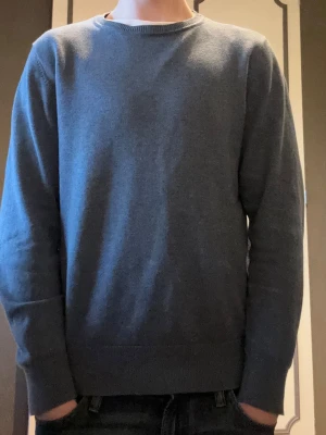 Stickad crew neck  - Stilren stickad tröja ifrån Mango i ljusblått.  Storlek xs och grymt skick! Storlek XS. Skriv vid frågor💬🎉