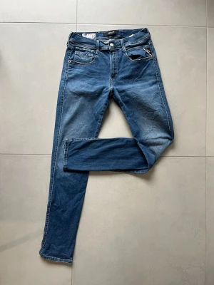 Blå anbass replay jeans - Hej! Säljer ett par snygga anbass replay jeans.                                           📐= 32L och 31W                                                                           🔖= Replay                                                .                                                      ❓= Vid frågor så skriv till mig 