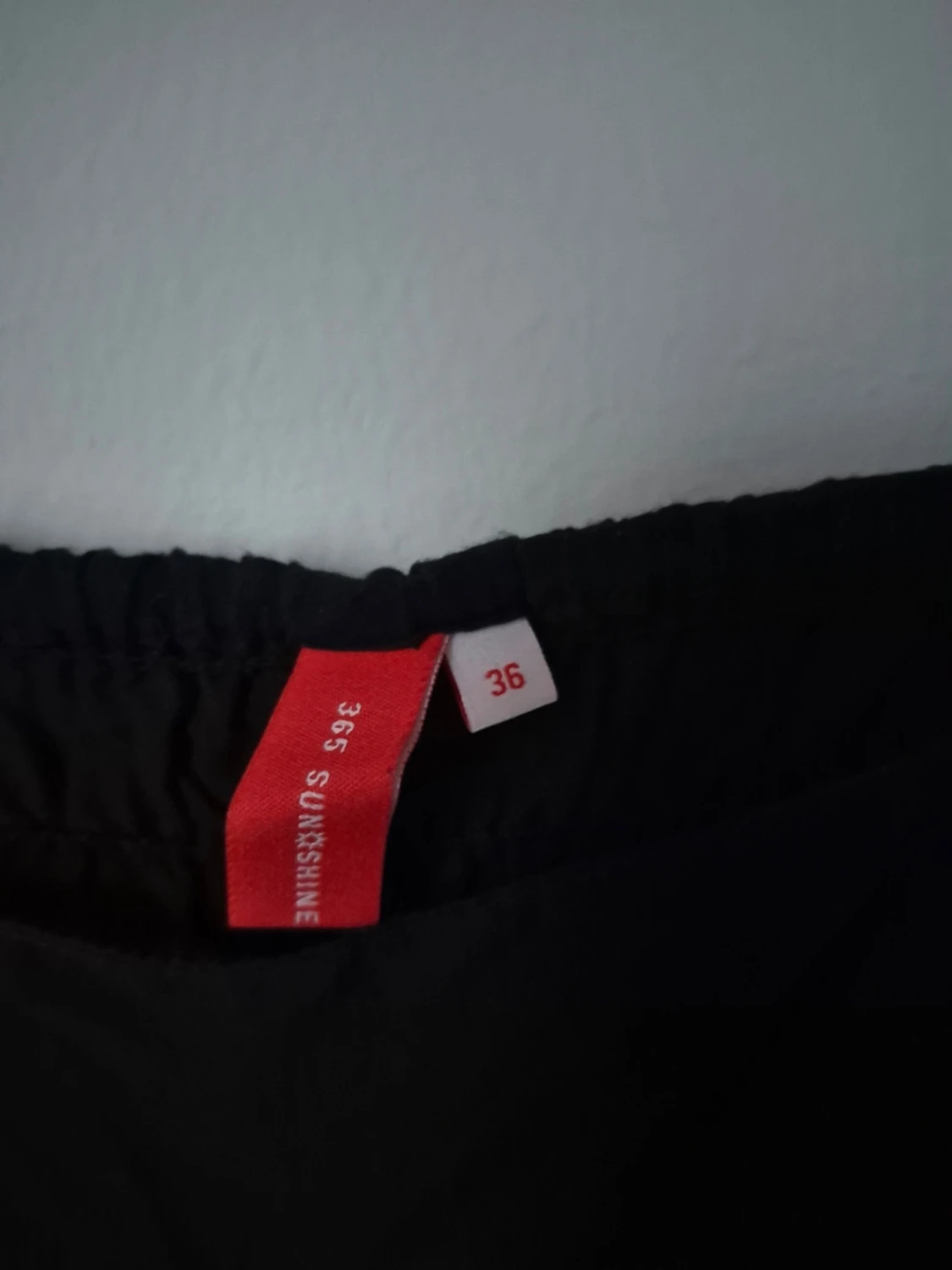 Svart klänning från MQ - justerbara axelband - 4