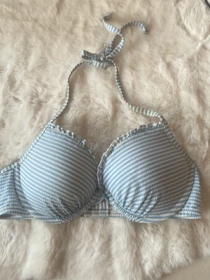  Jättesöt bikini topp från H&M  -  Jättefin randig, bikinitopp som inte kommer till användning sista bilden så ser man att den har blivit lite missfärgad på banden av en sololja, men som inte syns när man har den på sig. Annars är den jättebra skick.🩷🩷🩷 