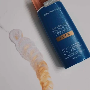 Colorescience Face Shield Flex SPF 50 medium - Colorescience Sunforgettable Total Protection Face Shield Flex är en flytande foundation med SPF 50. Ger lätt täckning och anpassar sig efter hudtonen. Kommer i en blå flaska med kopparfärgat lock. Perfekt för dig som vill ha både solskydd och smink i ett.  Använt cirka 30 procent av den. Säljer pga av att den inte passar min hudton