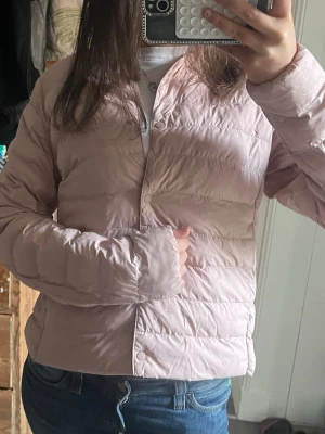 Rosa dunjacka från Uniqlo - Fin trendig jacka från uniqlo!!💕 knappt använd så i fint skick😇 skriv för frågor