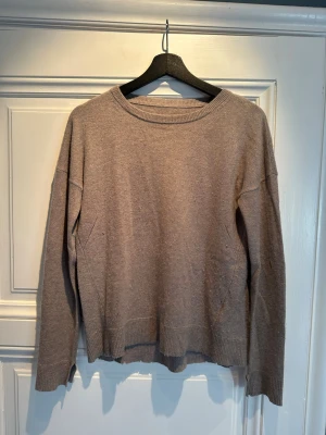 Zadig & Voltaire cashmere sweater beige S - Elegant beige cashmere tröja från Zadig & Voltaire med deras statement patch på armbågarna. Nypris 3 900kr.  Klassisk och tidlös modell som passar till allt, perfekt basplagg i garderoben.   Väldigt mjuk och skön kvalitet och sitter fint både instoppad i jeans eller över kjol.  Storlek S men passar även M beroende på passform. Super skick (använt max 5 gånger).
