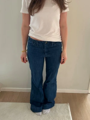 Mörkblå bootcut jeans - Mörkblå jeans från Zara i storlek 34. 