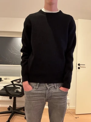 Cubus tröja i storlek M/S - Säljer en svart stickad tröja från C i 100% merinoull. Tröjan har rund halsringning och ribbade muddar vid ärmslut och nederkant. Perfekt för dig som gillar en stilren och enkel look. Storlek är M men den sitter som S