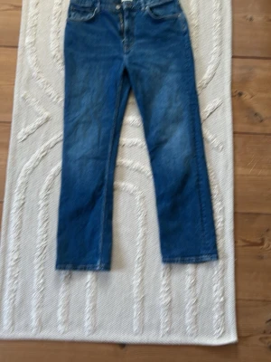 Blå raka jeans från Gant - Storlek:158-164 Snygga blå jeans från Gant med klassisk rak passform och fem fickor. Jeansen har normal midja, dragkedja och knappstängning samt bälteshällor. Tillverkade i slitstark denim som passar perfekt till en avslappnad stil.