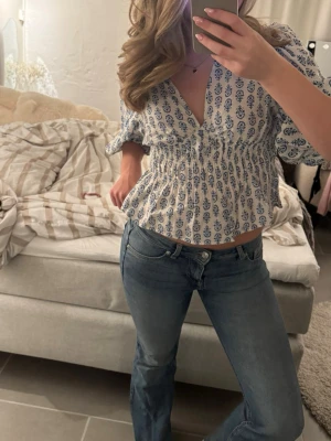 Blå lågmidjade jeans  - Säljer dessa super snygga låga jeansen från HM💓Lite för små för mig så därför kollar intresse😙 Hör av dig vid funderingar
