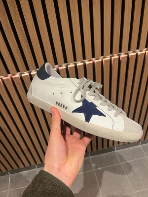 Golden Goose vita sneakers med blå stjärna - Tjaba! Säljer nu dessa top skick golden goose  i storlek 41📉box och ALLT OG tillkommer 🌟Hör av dig vid frågor eller funderingar!