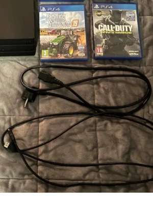 PS4  pro tb1 spelpaket med 5 populära titlar - Säljer ett paket med fem PS4-spel: Farming Simulator 19, Call of Duty Infinite Warfare, Call of Duty WWII, Red Dead Redemption II och Grand Theft Auto V. Alla spel är i sina blåa plastfodral och passar perfekt för dig som gillar action, äventyr och simulering. Helt ny