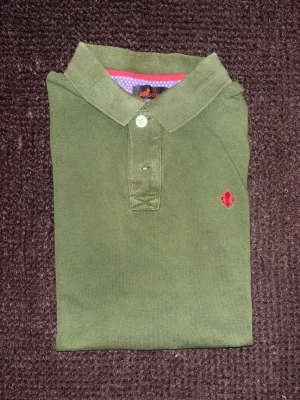 Morris pikétröja - Mörkgrön pikétröja från Morris i storlek XL, men sitter som en Large. Bra skick från hem utan rök eller djur.