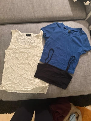 Mix av toppar  - Säljer ett paket med sju olika toppar:  bild1- ett vitt linne från VILA(xs) , en blå kortärmad topp från SHEIN(s), en svart bandeau från hm(s), bild2- två ribbade crop tops från SHEIN(xs) i grå och ljusblått. Sedan en vinröd stickad tröja från hm (m). Beige sweatshirt från pieces (s) Perfekt för att mixa ochmatcha till olika outfits.