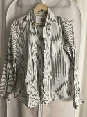 Randig skjorta från Polarn O. Pyret - Vit skjorta med marinblå ränder ifrån Polarn O. Pyret. Storlek 42 så den passar en M men också en S då den är gammal och mindre i storleken. 💙