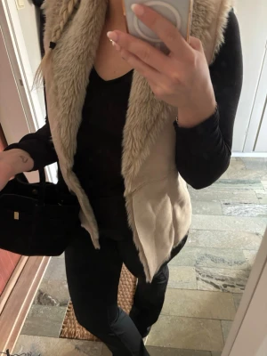 Beige pälsväst - Väst, lite använd men inget trasigt, lite små fläckar som ni ser på bilderna. Därav lågt pris