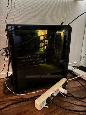 Svart stationär dator med ASUS GTX - Säljer en svart stationär dator med sidopanel i glas och insyn till komponenterna. Utrustad med ASUS GeForce GTX grafikkort. Chassit har en modern design med mesh och flera anslutningar på baksidan. Perfekt för gaming eller tyngre program. Skulle säga perfekt för nybörjare med dator och spela lättare spel på, Fortnite,cs,apex,Roblox och Minecraft med mera