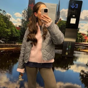 Grå quiltad jacka - Säljer en grå quiltad vindjacka med vågigt mönster och dragkedja framtill. Så snygg o skön nu till våren/ sommaren💗 Strl S, skulle däga att färgen är lite gråblå