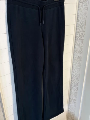 Mörkblå mjukisbyxor - Mörkblå mjukisbyxor från lager157, i storlek M. Använda ett fåtal gånger så därför lite slitna längst ner bak på benen, men annars inget fel. Hör av dig om du undrar något!