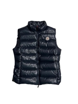  Moncler dam väst, storlek 2 - Märke: Moncler Kön: Dam Skick: Mycket fint skick Kategori:  Väst Storlek: 2 Material: Nylon Medföljer: Endast västen Estimerat butikspris: 9700kr Färg: Navy