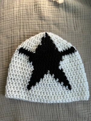 Virkad mössa - Egentillverkad virkad mössa i ett svart och vitt garn. Tvättas i 30 grader