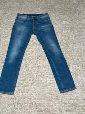 Blåa dondup George  - Snygga blå jeans från dondup i modellen George och i storlek 33.