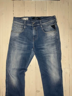 Replay anbass blå - Ett par blå riktigt fina replay anbass jeans i väldigt bra skick skriv gärna för mer information W30  L32 passar perfekt för ungefär alla tillfällen ❄️☃️