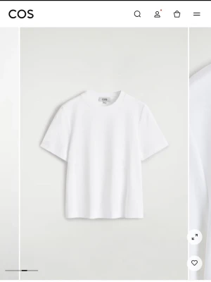 Snygg vit t-shirt från COS - En klassisk vit t-shirt från COS med rund hals och korta ärmar. T-shirten har en rak passform och är tillverkad i mjuk bomull som känns skön mot huden. Perfekt för en clean och stilren look. Köpt för 390kr. Använd fåtal gånger.❣️