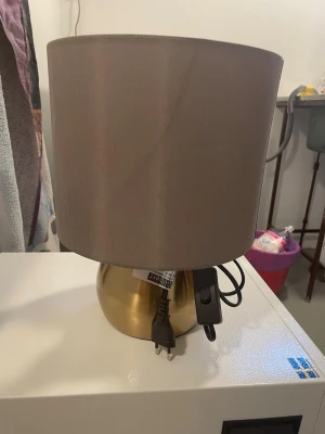 Lampa - Har inte användning för denna, den är helt ny/oanvänd. Tar med en bild en likadan som vi använder för att visa hur fin den är .