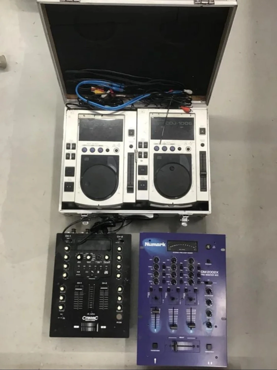 DJ-utrustning med mixer och CD-spelare