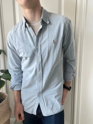 Ralph lauren skjorta L - Ralph lauren skjorta L slim fit. Inga defekter! Modellen i bilderna är 180 cm 75 kg och bär Storlek L, Kom med frågor! 🌟 (Kan gå ned i pris vid köp av paket 😉) 