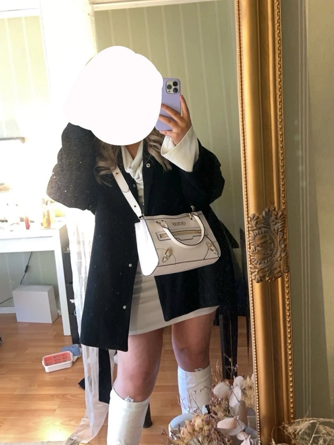 Vit handväska från Guess - 4