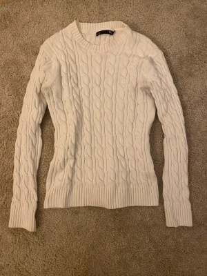 Vit kabelstickad tröja från Lager 157 - Jätte fin vit kabelstickad tröja från Lager 157! Använd ett fåtal gånger. Perfekt som övertröja och funkar till allt! 