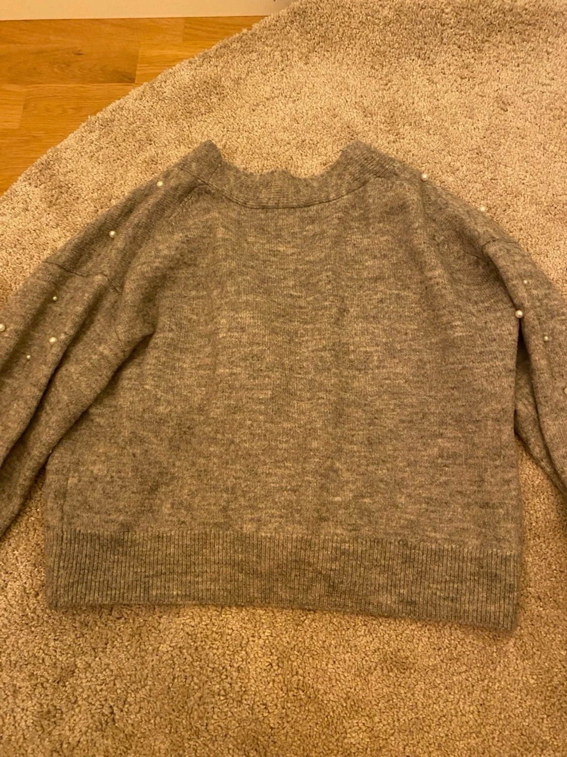 Grå kofta med pärlor - 2