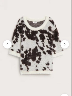 Mönstrad fluffig stickad tröja -  Storlek: 158-164 helt oanvänd och prislappen är kvar.