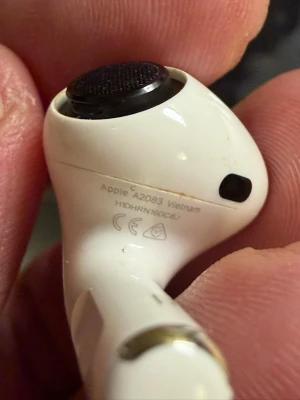 Apple AirPods Pro in-ear hörlur - Säljer en vit Apple AirPods Pro in-ear hörlur, modell A2083. Hörluren har en stilren och kompakt design med svarta detaljer och är tillverkad i blank plast. Perfekt för dig som vill ha trådlöst ljud och smidig anslutning till din iPhone eller andra Apple-enheter.