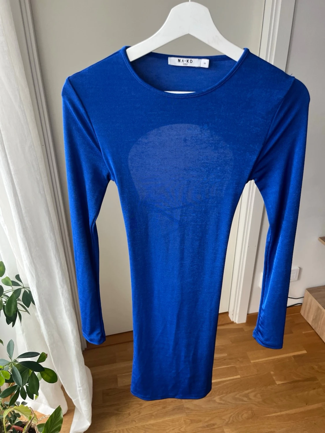 Blå tight klänning med öppen rygg - 2