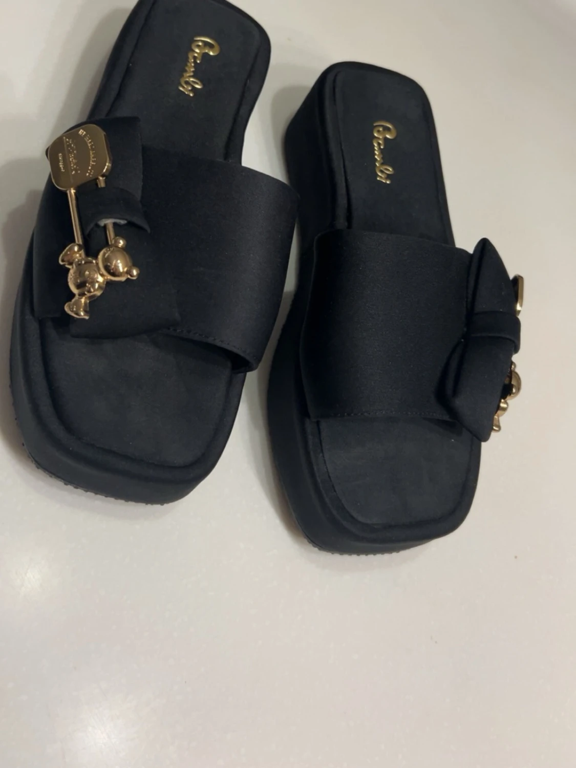 Svarta platåsandaler med rosett - 1