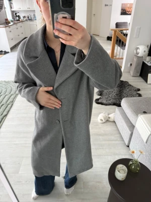 Grå oversized kappa - Stilren grå overzised kappa i mycket bra skick. Pris kan förhandlas! 