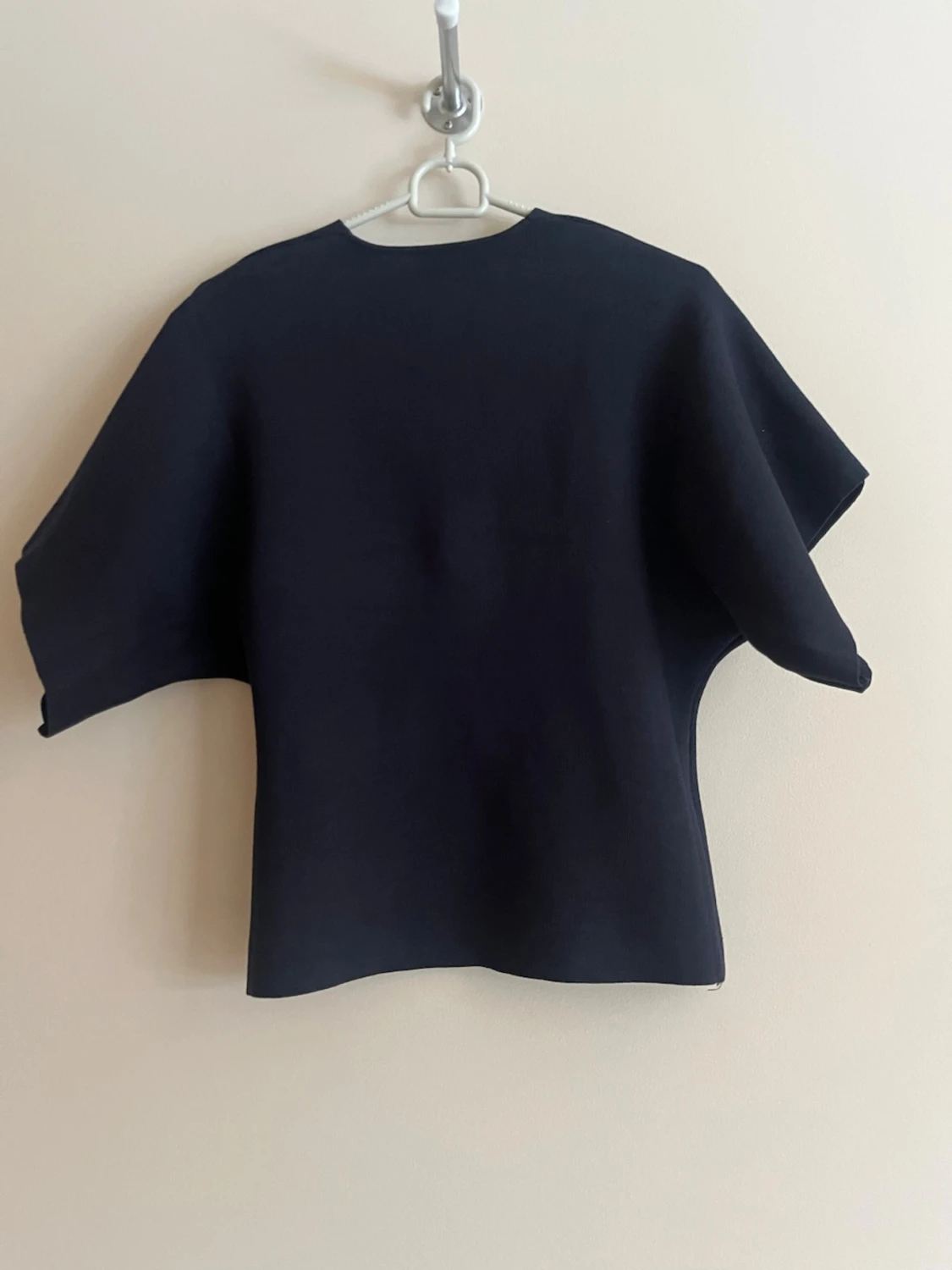 Svart kortärmad kofta med knappar