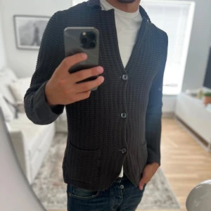 Massimo Dutti stickad cardigan  - Otroligt fet stickad cardigan från Massimo Dutti, toppskick och otroligt bra kvalitet 
