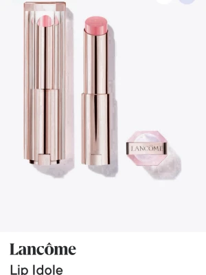 Lancôme Lip Idole Butterglow - Oöppnad!!!!      Lancôme Lip Idole Butterglow är ett lyxigt läppstift i en elegant roséguldig hylsa. Färgen är en mjuk, ljusrosa ton som ger en fräsch look. Hylsan har en modern, stilren design och locket är dekorerat med Lancôme-loggan. Perfekt för dig som gillar glow och återfuktade läppar.