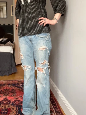 Blåa jeans med revor - Verkligen jättefina lågmidjade  jeans men var tyvärr för stora för mig. Köpta på vinted men som sagt så passade de ej. Har några defekter nere vid fötterna. St 36. Skriv om du har några frågor! Snabb frakt också!🤗💗