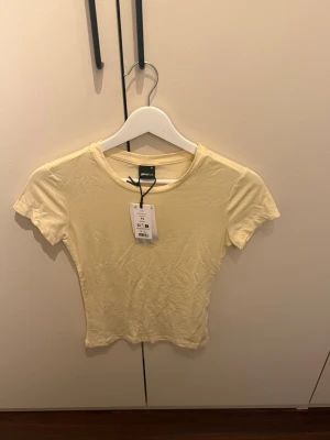gul tajt tshirt - inga defeketer och nypris 159kr