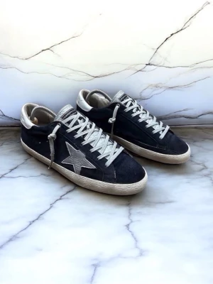 Golden Goose skor Marinblå - Golden Goose Skor | Stl: 41, fråga om innermått vid osäkerhet | Ingår: Box | Tveka inte att höra av dig vid minsta fundering eller fråga!🌟