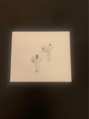 Apple AirPods Pro 3 trådlösa hörlurar - Säljer ett par Apple AirPods Pro 3 med laddningsetui. Hörlurarna är vita, har stilren design och levereras i originalförpackning. Kompatibla med USB-C, Apple Watch och MagSafe. Perfekta för dig som vill ha grymt ljud och smidig anslutning.