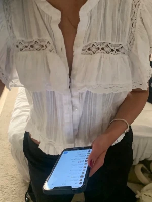 Vit blus med spetsdetaljer och volang - Jättesöt spetstopp från Zara!! 🤍