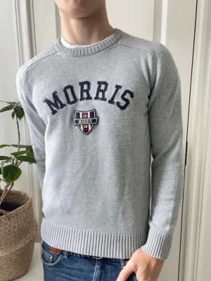 Morris tröja / sweatshirt grå M - Morris tröja / sweatshirt grå M, Inga defekter! Modellen i bilderna är 180 cm 75 kg och bär Storlek M , som passar perfekt 💯z Kom med frågor! 🌟 (Kan gå ned i pris vid köp av paket 😉) 